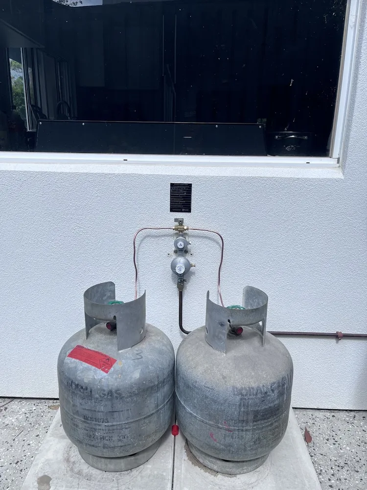 LPG gas bottle installation with regulator by Walter & Co